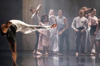 Die franz�sische Compagnie Dyptik bringt eine Produktion mit Energie, Dynamik und kollektiver Wucht in den Burghof