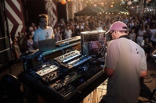 Die Musiker Maier-Hauff/DeRungs lassen in der Reithalle Offenburg Jazz auf Electronica treffen