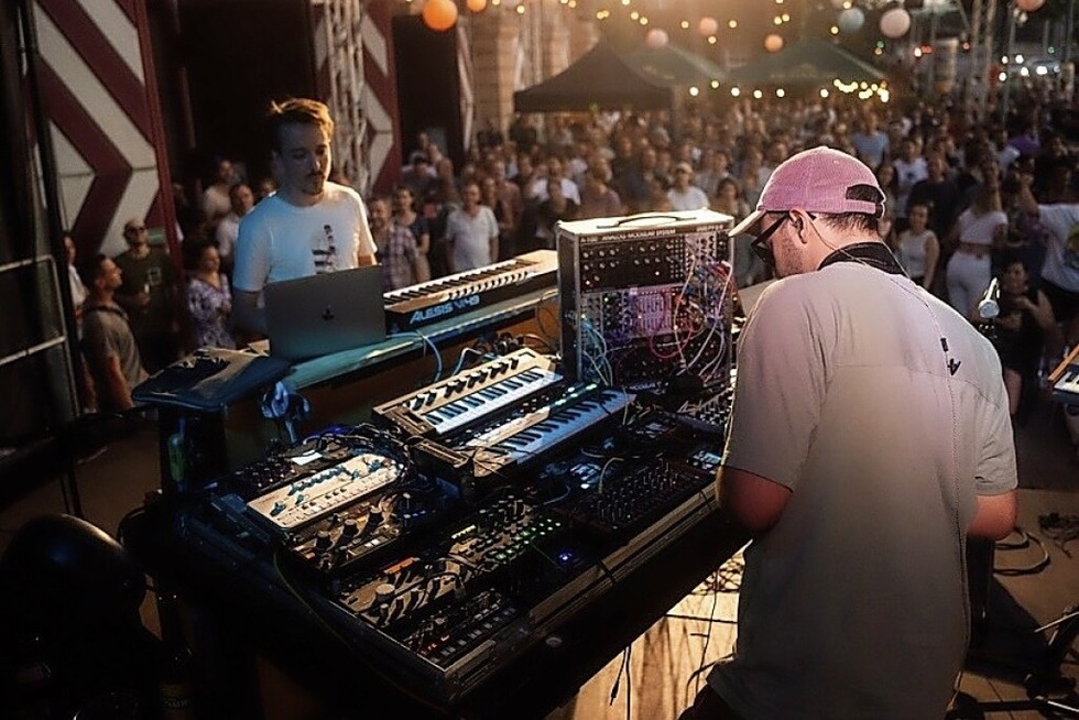 Die Musiker Maier-Hauff/DeRungs lassen in der Reithalle Offenburg Jazz auf Electronica treffen - Badische Zeitung TICKET