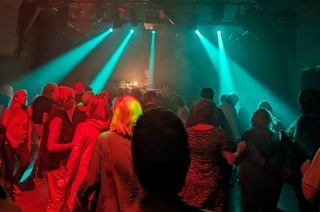 Schwanen Vor12Club - Early-Disco f�r (Care-)Arbeiter:innen, Familienmanager:innen und alle Tanzw�tigen