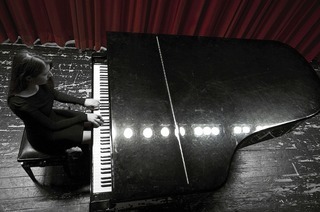 Gesine Heinrich tritt im Goethe-Institut Freiburg mit ihrer Musical-Oper Dantes Inferno auf