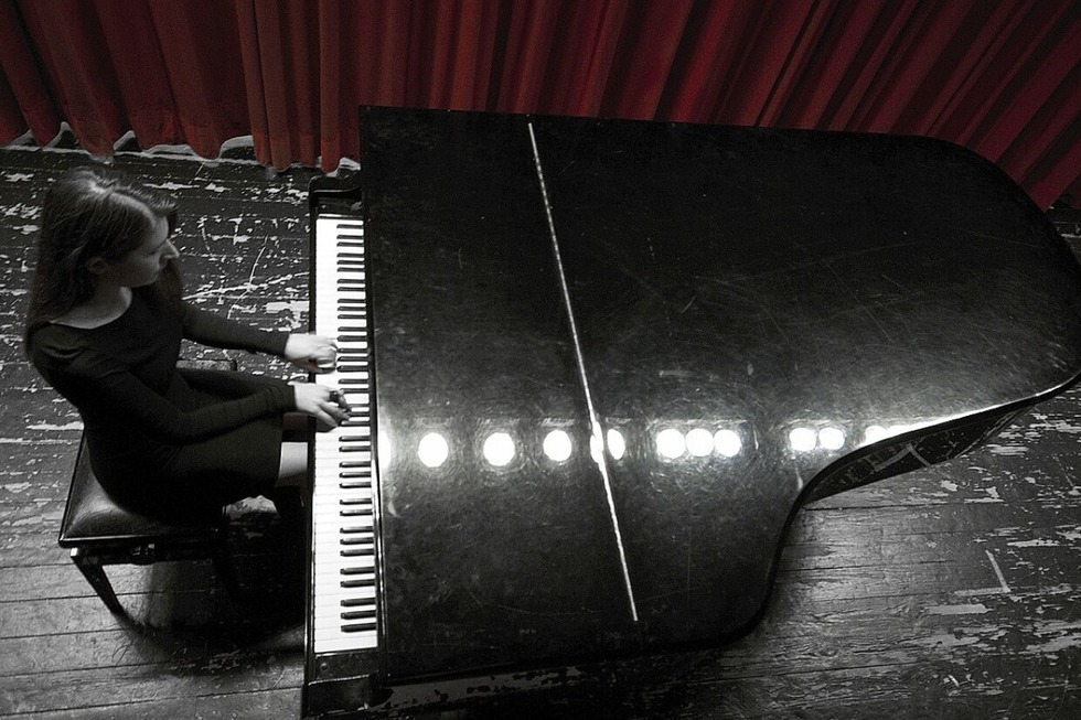 Gesine Heinrich tritt im Goethe-Institut Freiburg mit ihrer Musical-Oper Dantes Inferno auf - Badische Zeitung TICKET