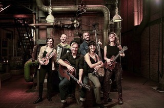 Die Band Moonshine Pack aus Freiburg bringt Musik zwischen Punk und Klassik im Schlosskeller Emmendingen auf die B�hne,