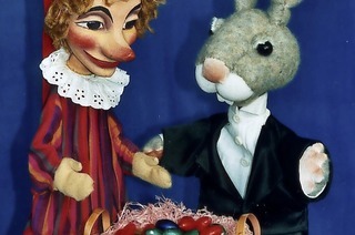Die Freiburger Puppenb�hne zeigt ein "Kasper und der Osterhase" im Podium der Harmonie-Kinos Freiburg