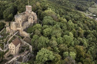 Von Freitag, 27. M�rz, bis Sonntag, 20. September, ist auf Burg R�tteln die Wanderausstellung "Spuren, Sch�tze, Sagen - Burgen am Oberrhein" zu sehen.