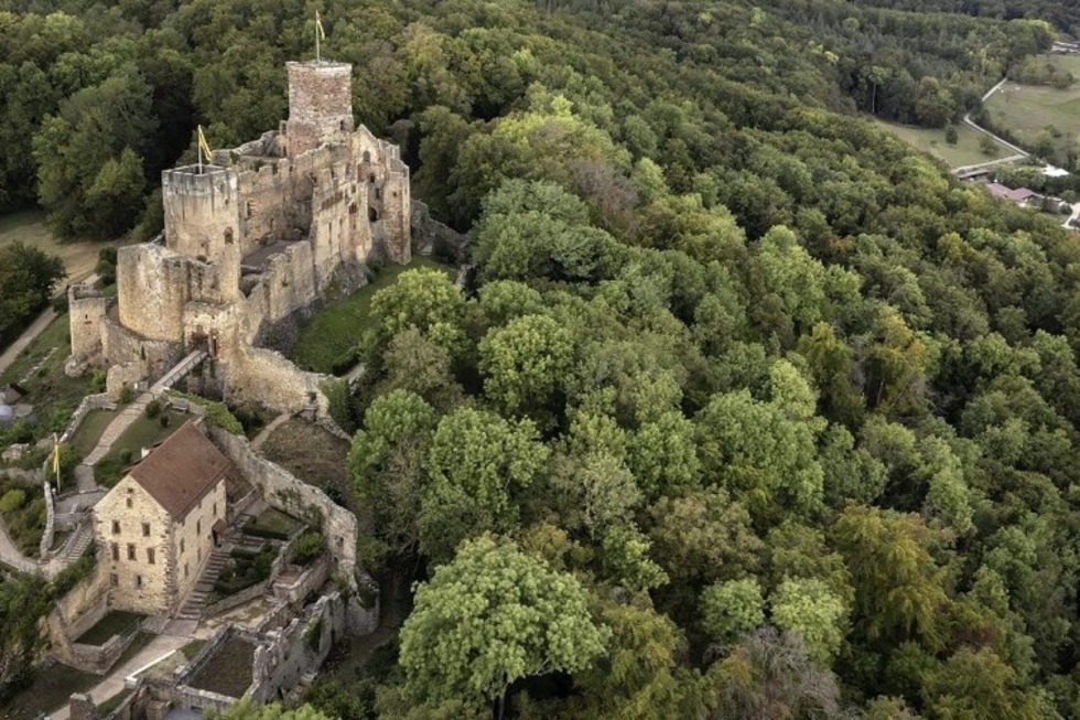Von Freitag, 27. M�rz, bis Sonntag, 20. September, ist auf Burg R�tteln die Wanderausstellung "Spuren, Sch�tze, Sagen - Burgen am Oberrhein" zu sehen. - Badische Zeitung TICKET