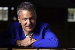 Mit seinem Programm "Kapp der guten Hoffnung" verbindet der Musikkabarettist Markus Kapp Humor mit musikalischer Virtuosit�t am Klavier