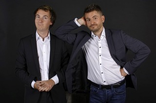 Kabarettisten-Duo mit einer Mischung aus modernem Stand-Up und klassischer Politsatire
