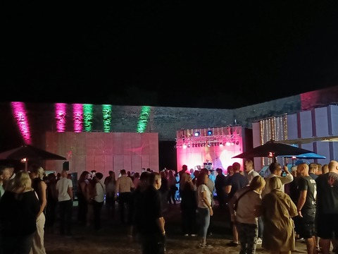 Ab auf die Bretter - Die Burg tanzt! - Open-Air � 30 Party mit DJ, Cocktails und guter Laune - Beeskow - 08.08.2026 20:00