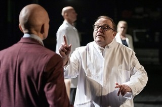 Inszenierung besch�ftigt sich mit der Frage wie schnell eine Gesellschaft ihre eigene Geschichte verleugnen oder vergessen kann