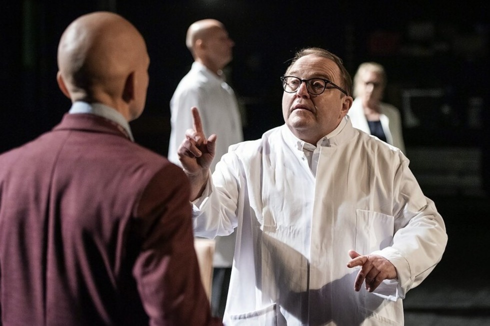 Inszenierung besch�ftigt sich mit der Frage wie schnell eine Gesellschaft ihre eigene Geschichte verleugnen oder vergessen kann - Badische Zeitung TICKET