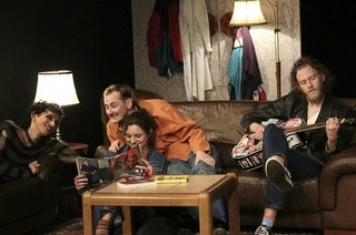 Absolventen der Freiburger Schauspielschule bringen das „Auerhaus“ auf die Experimentalb�hne im Freiburger E-Werk