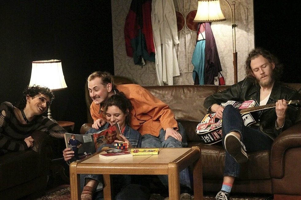 Absolventen der Freiburger Schauspielschule bringen das „Auerhaus“ auf die Experimentalb�hne im Freiburger E-Werk - Badische Zeitung TICKET