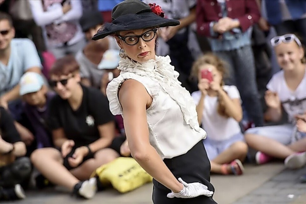 Unter dem Motto „Kultur verbindet“ gastiert das Easy-Street-Stra�entheater-Festival erstmals in Freiburg-Landwasser - Badische Zeitung TICKET
