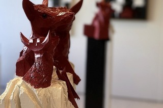 Holzbildhauer Frank Faller stellt abstrahierte Figuren und K�pfe in der Rathausgalerie aus