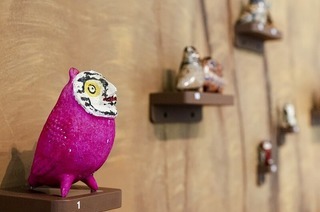 Bis zum 24. Januar 2027 ist die Sonderausstellung "Die Eule ist pink" im Museum der Kulturen Basel zu sehen.