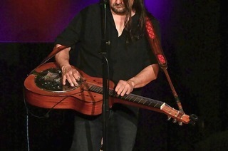 Markus Klohr stellt im Schlosskeller Emmendingen sein viertes Studioalbum „Alles auf Rot“ vor