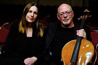 Die Pianistin Anna Adamik und der Cellist Martin Merker spielen im Rahmen der Kreuzgangkonzerte im Kapuzinerkloster Offenburg Werke von Scarlatti, Rossini, Donizetti, Strawinsky und Cassador