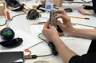 Teil der Ausstellung "Drifting Futures" von Michel Winterberg ist der Workshop "Hacking the Mouse" im E-Werk