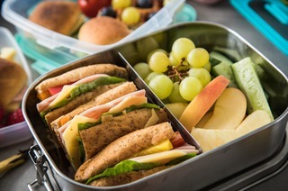 Leichte Snacks, Pausen und Bewegung halten fit am Steuer