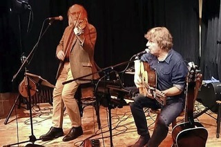 Das Duo Quare Steam bringt irische Musik zu Kultur im Koffer in Lahr-Hugsweier