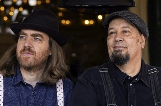 Das Duo Mama�s Greens pr�sentiert Blues und Folk am Freitag, 19. Juni, 20 Uhr, auf der Sommerb�hne im Nellie Nashorn.