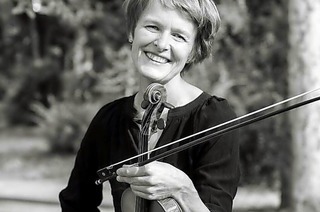 Die Violinistin Kirsten Harms und die Pianistin Yuuki Katsukawa geben ein Gastkonzert auf dem Melcherhof im Ibental
