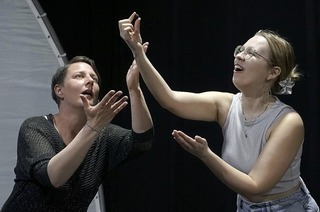 Das Erwachsenentheater spielt das St�ck "Einige Nachrichten an das All" im Theater Tempus fugit von Donnerstag, 25. Juni, bis Samstag, 27. Juni.