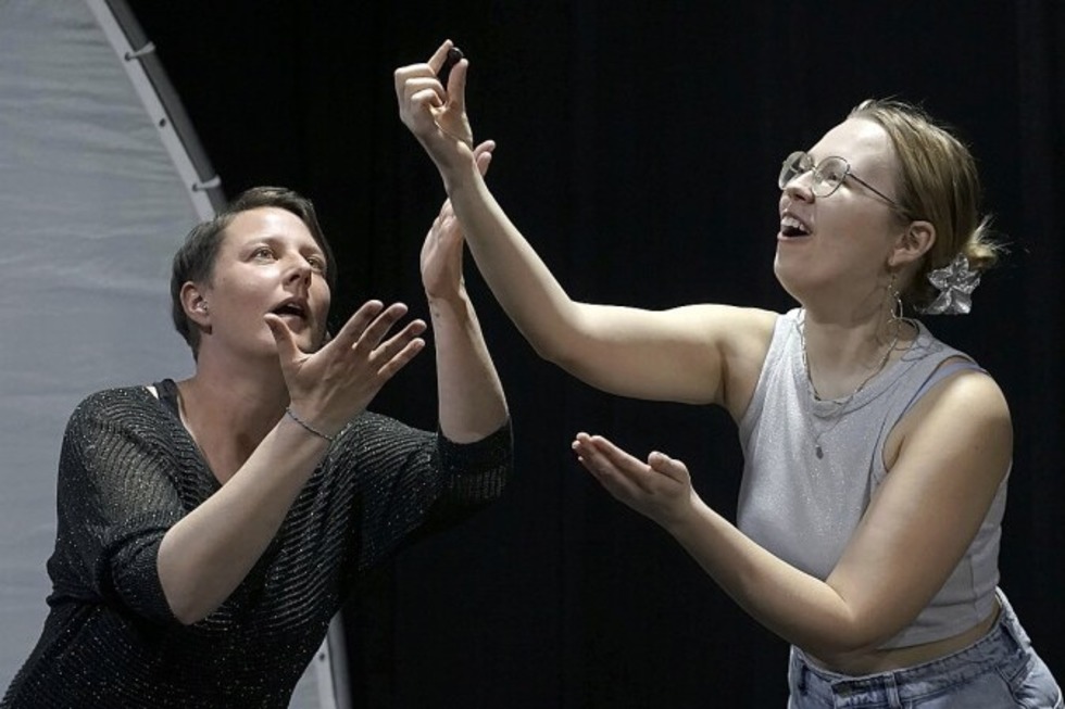 Das Erwachsenentheater spielt das St�ck "Einige Nachrichten an das All" im Theater Tempus fugit von Donnerstag, 25. Juni, bis Samstag, 27. Juni. - Badische Zeitung TICKET